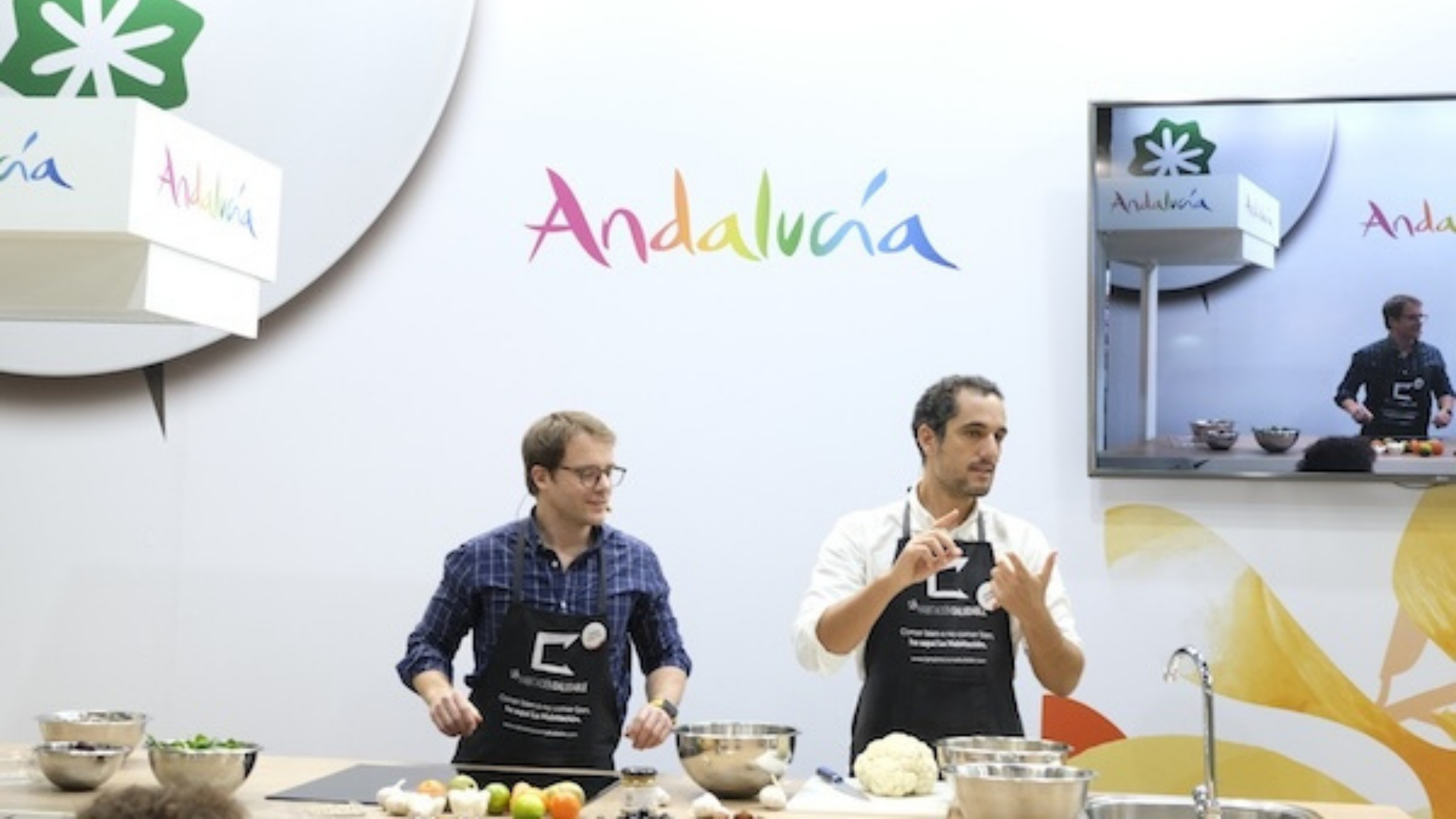 Jorge Jaldón y Carlos García, fundadores de La Habitación Saludable, dando un taller de cocina en directo en un stand de Andalucía