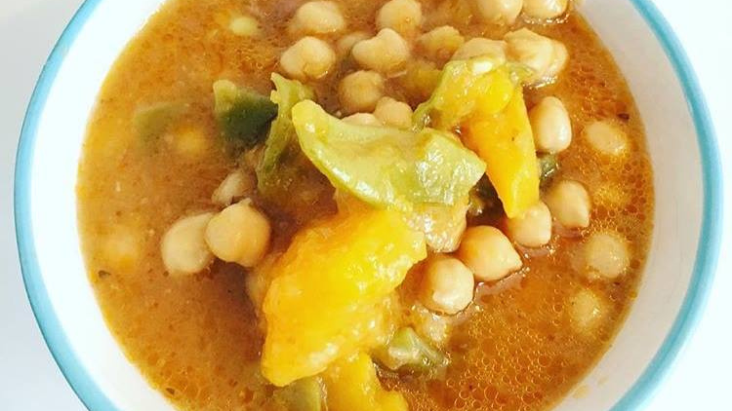 Plato de garbanzos con calabaza de un menú de comedor escolar supervisado por dietista-nutricionista